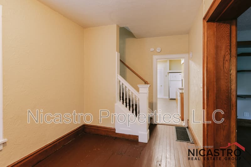 Columbus House: 252 E Lane Avenue