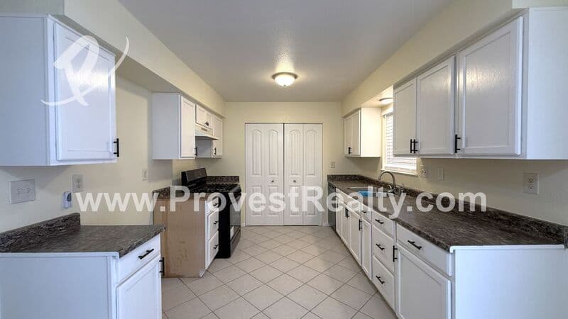 Apple Valley House: 12406 Pawnee Rd