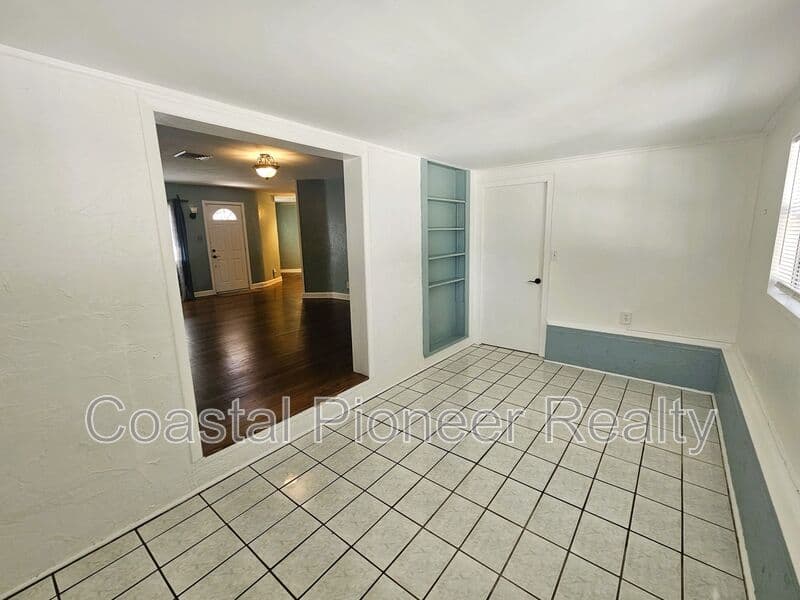 Tampa House: 7301 N 13th St
