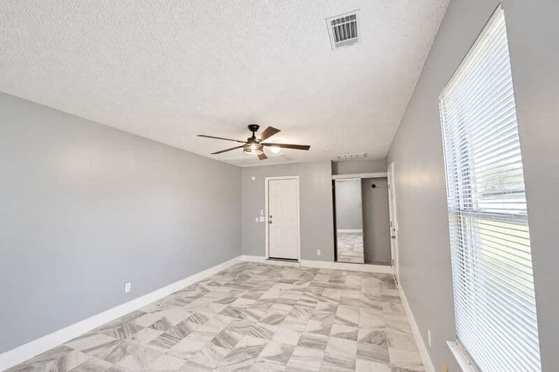 Rincon House: 105 E 9th St