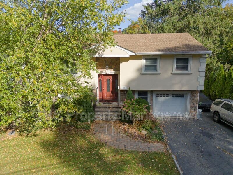 Bloomingdale House: 128 Reeve Ave