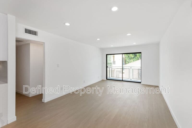 Los Angeles Condo: 1546 Bundy Drive
