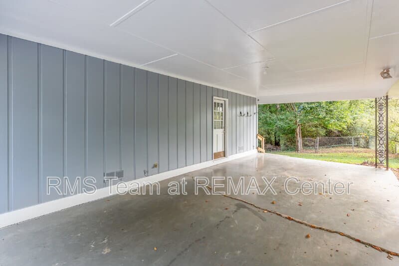 Snellville House: 1834 Dogwood Ct
