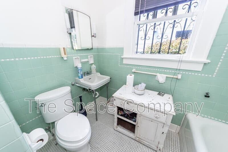 Charleston House: 25 8th Avenue