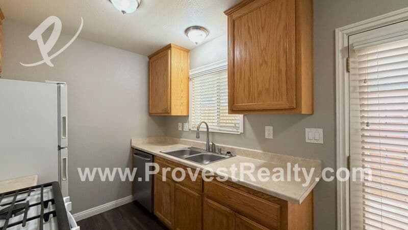 Hesperia House: 16397 Spruce St