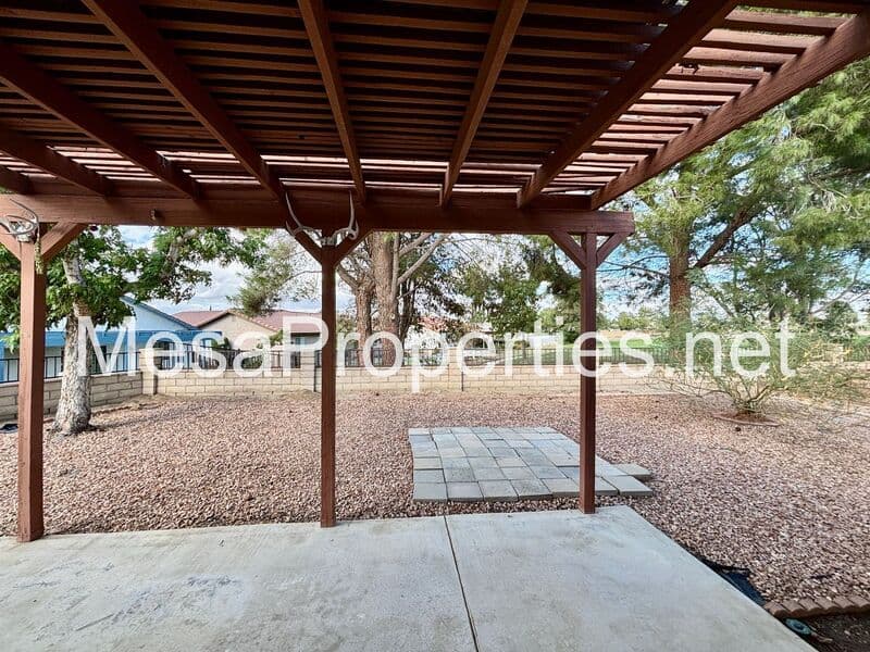 Victorville House: 13520 Oakmont Dr