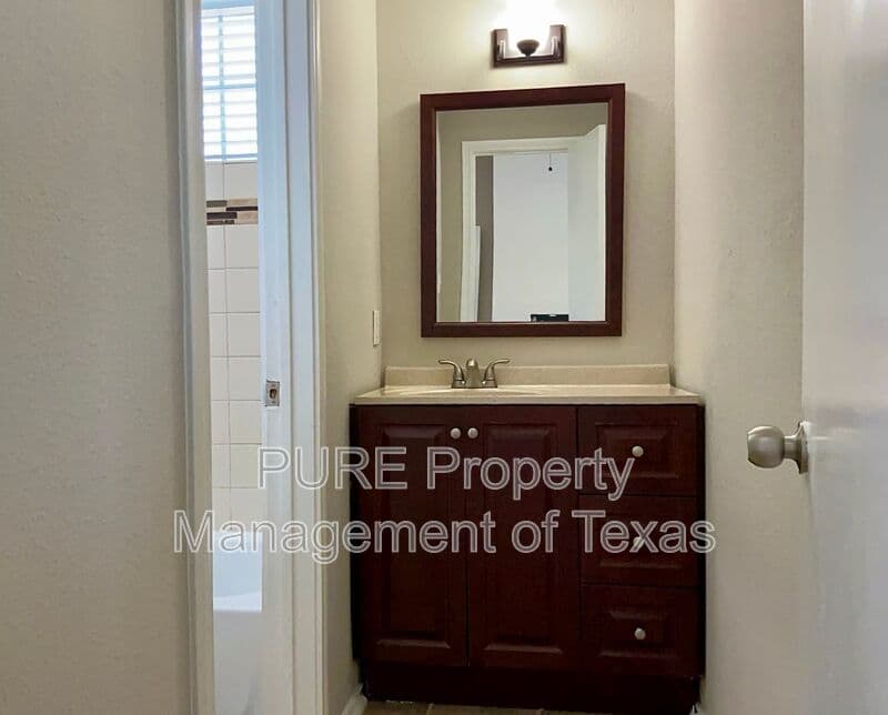 Round Rock House: 1594 Parkfield Circle
