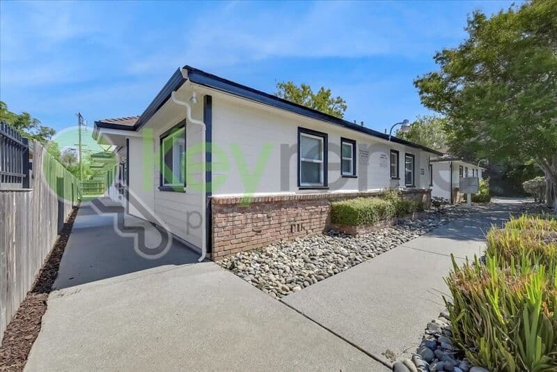 Sacramento House: 1071 Santiago Ave