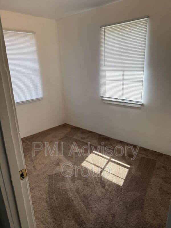 Topeka House: 203 SW Heights Rd