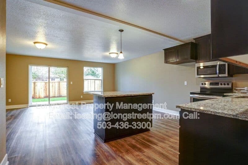 Monmouth Townhome: 484 S Monmouth Ave