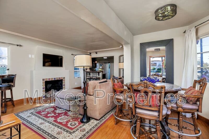 Coronado House: 900 E Avenue