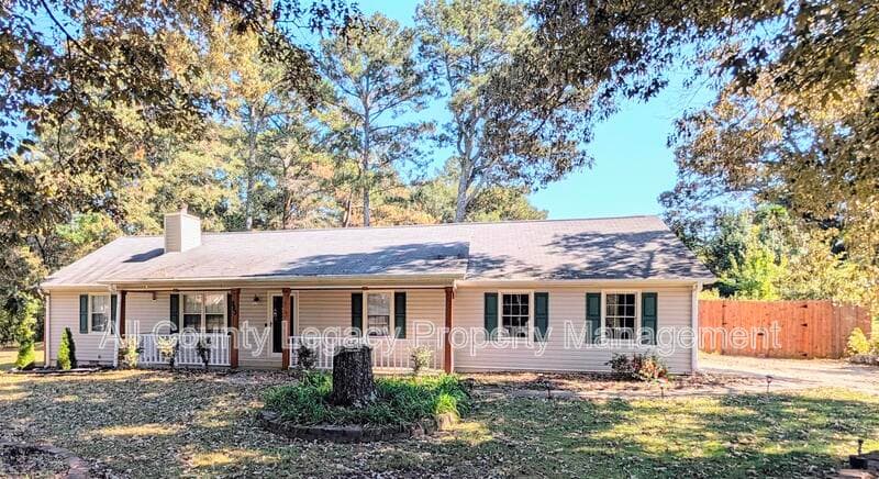 Auburn House: 383 Blackberry Cir