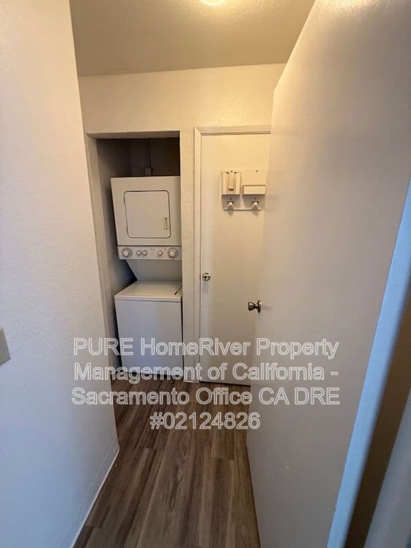Sacramento House: 1621 Hood Rd