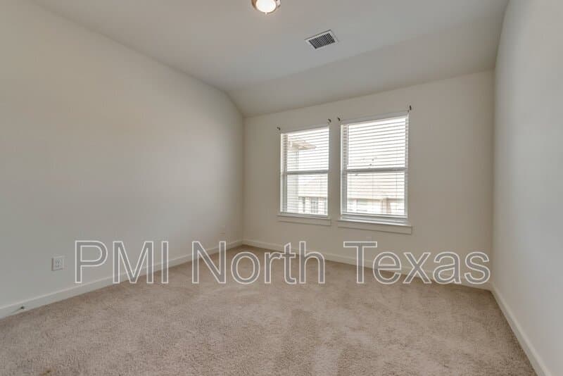 Little Elm House: 2709 Splendor Ln