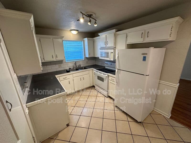 Kansas City House: 214 E 79th St