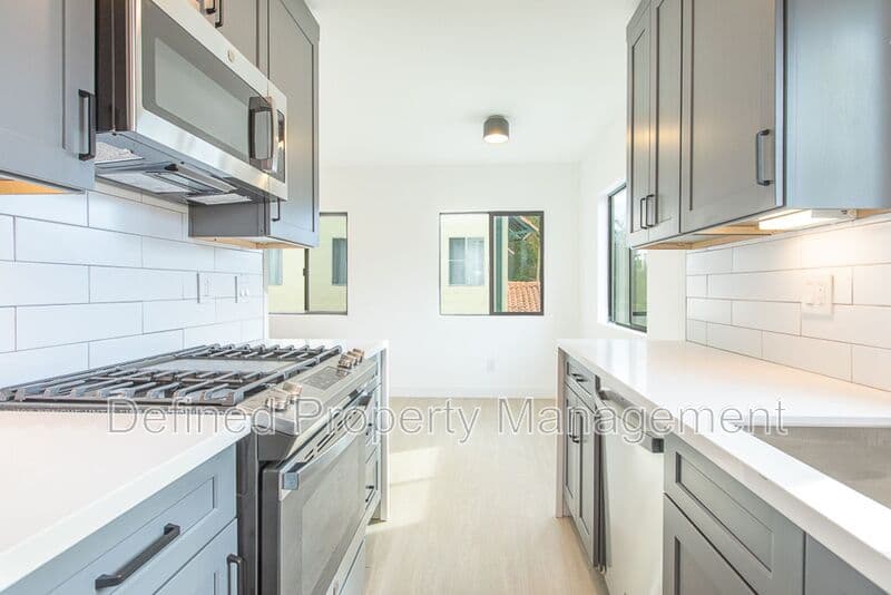 Los Angeles Condo: 6133 Eleanor Ave