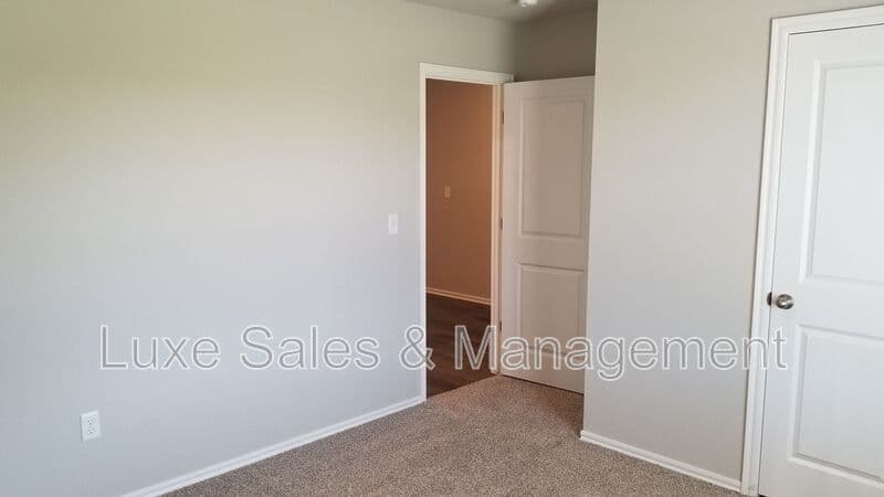 Bartlesville House: 3206 Roman Circle