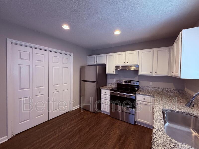 Knightdale House: 5716 Woof Place