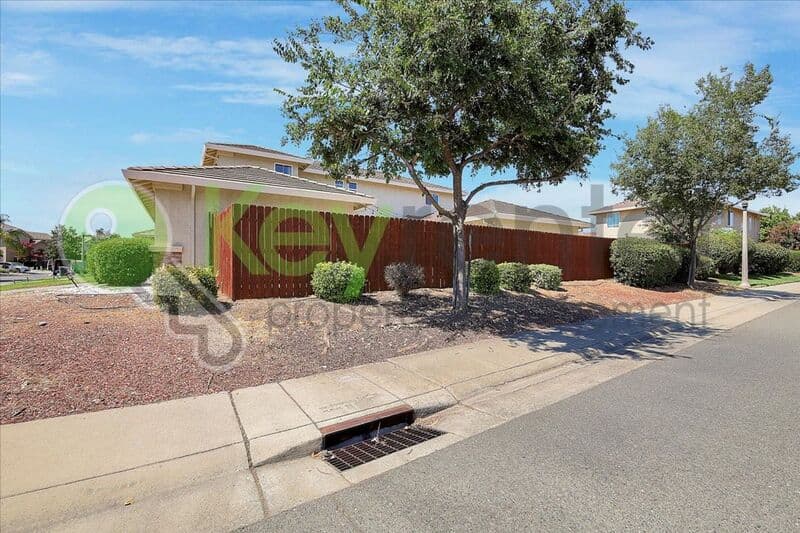 Lincoln House: 1740 Allenwood Circle
