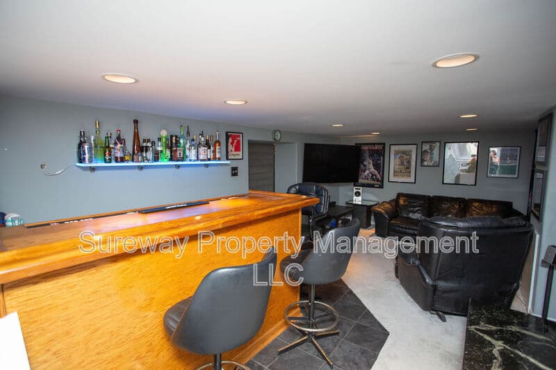 Magnolia House: 417 N Warwick Rd