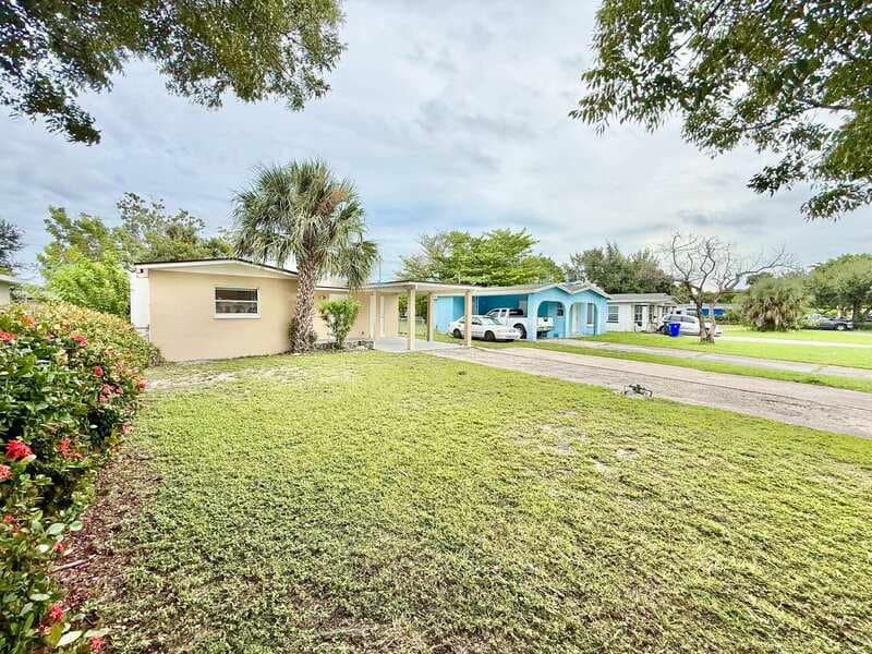 Fort Myers House: 2985 Saint Charles Street
