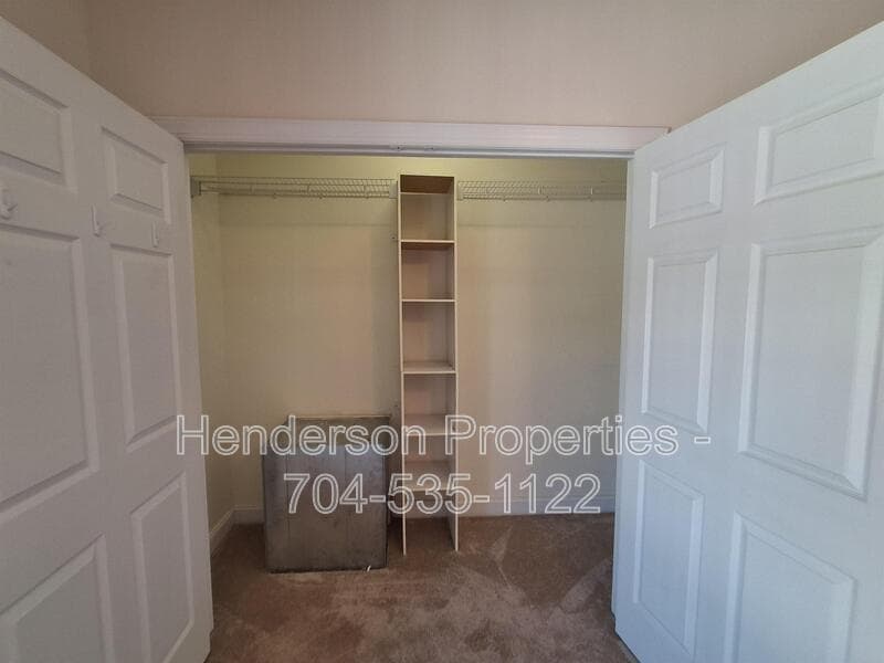 Norwood House: 5560 Old Thompson Rd