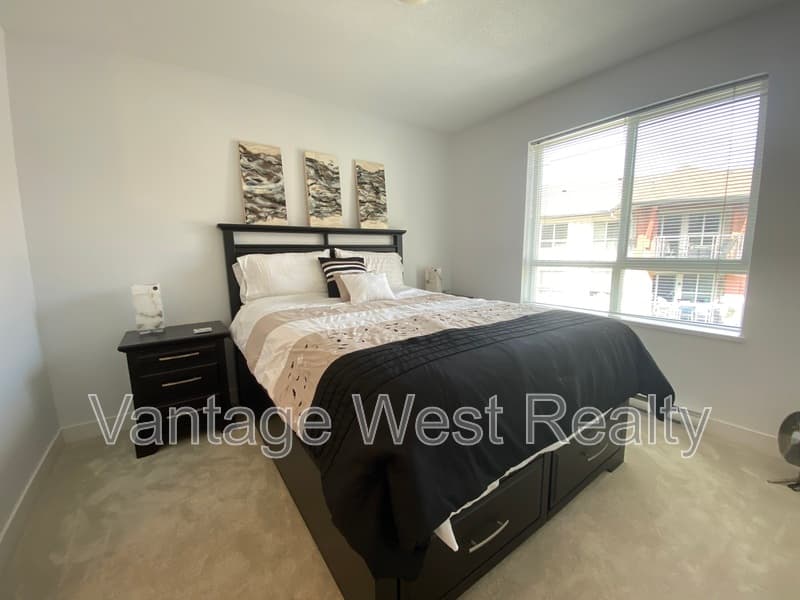 Kelowna Condo: 420-1083 Sunset Drive