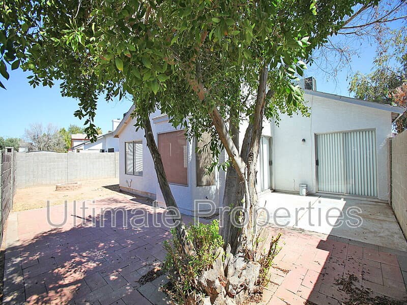 Peoria House: 8832 W Saint John Rd