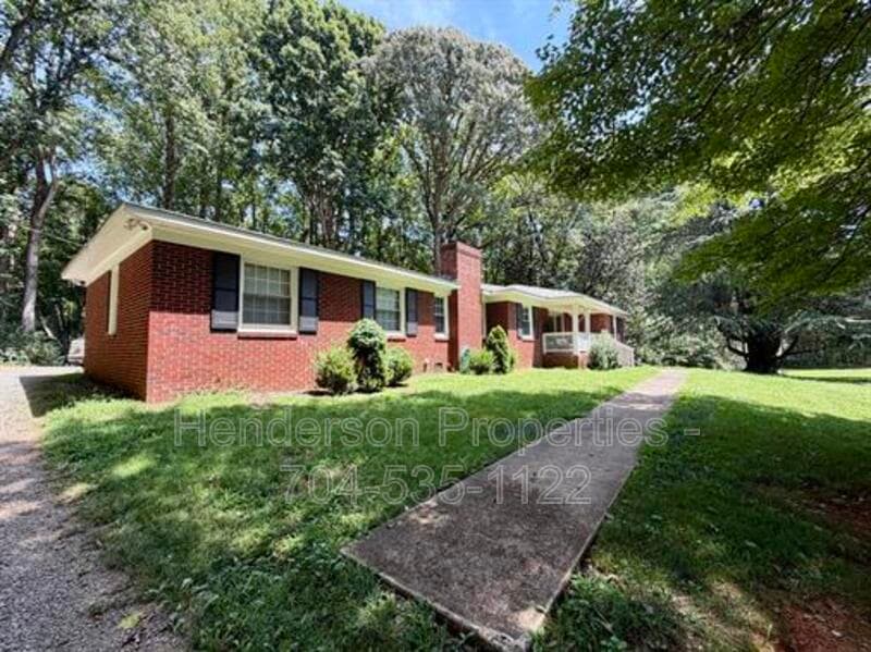 Charlotte House: 6801 Woodland Cr