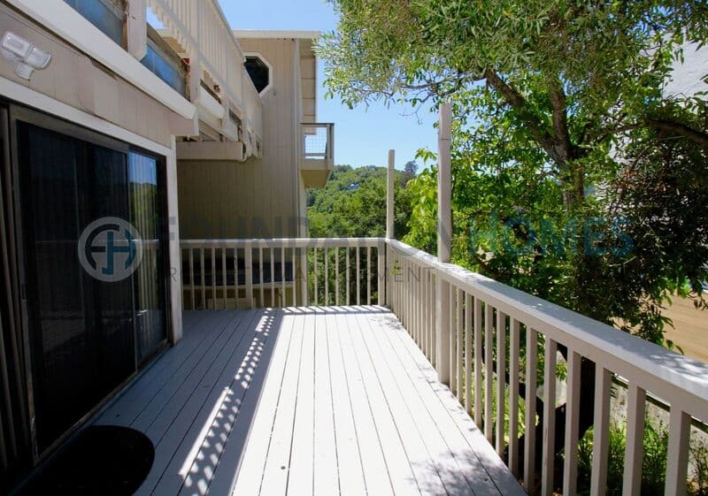 Fairfax House: 93 Live Oak Ave