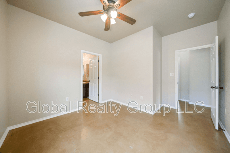 New Braunfels House: 161 S Krueger Ave