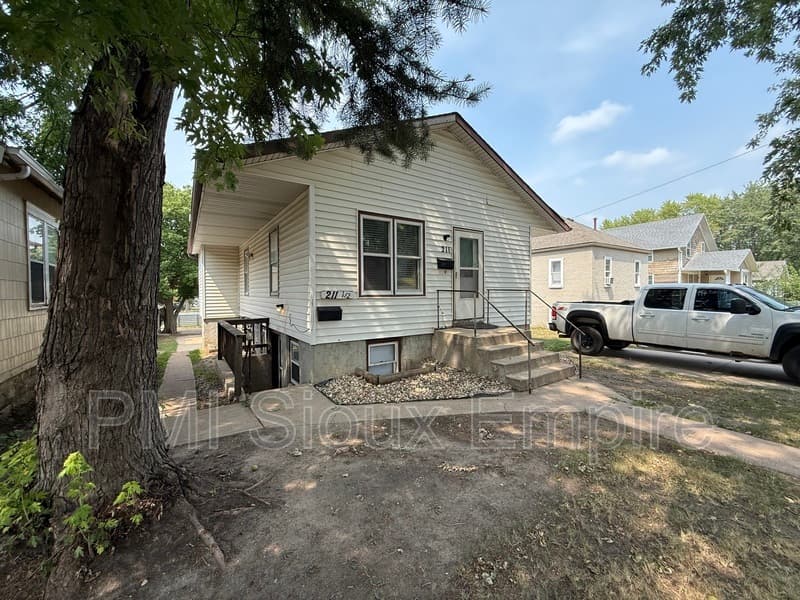 Sioux Falls Townhome: 211 N Fairfax Ave