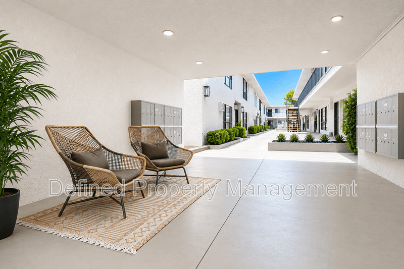 Tarzana House: 5919 Reseda Blvd 48