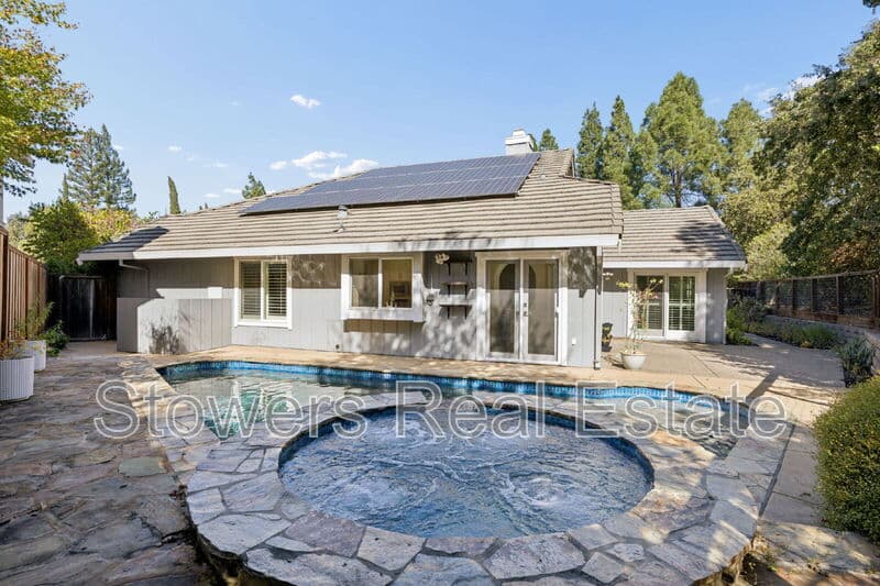 Pleasant Hill House: 26 Driftwood Court