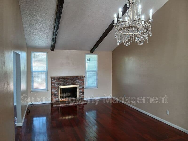 Vallejo House: 400 Mokelumne Drive