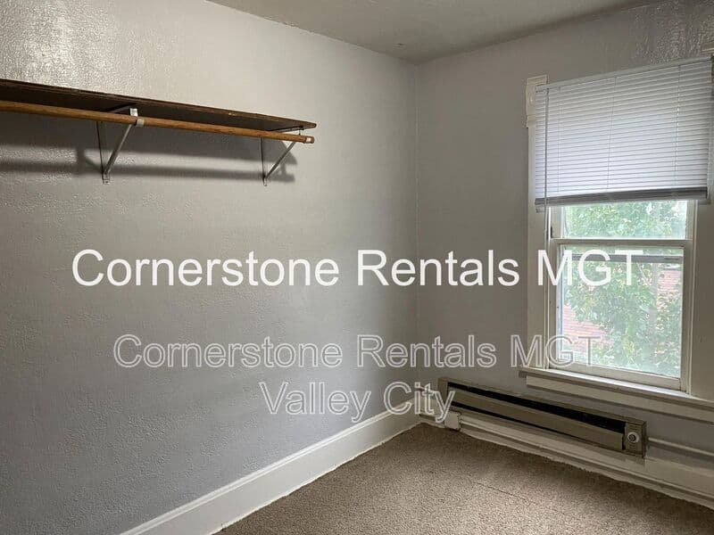 Valley City House: 205 3rd Ave SE