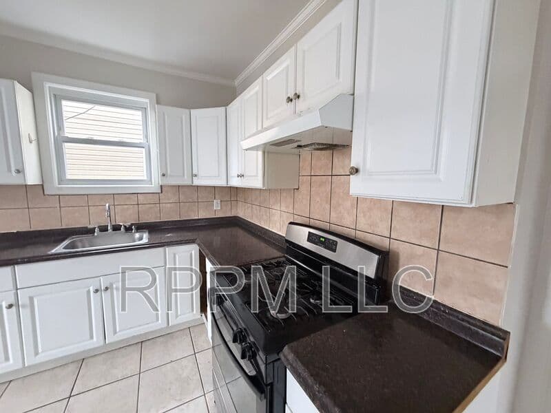 East Orange Condo: 106 N 16th St #1