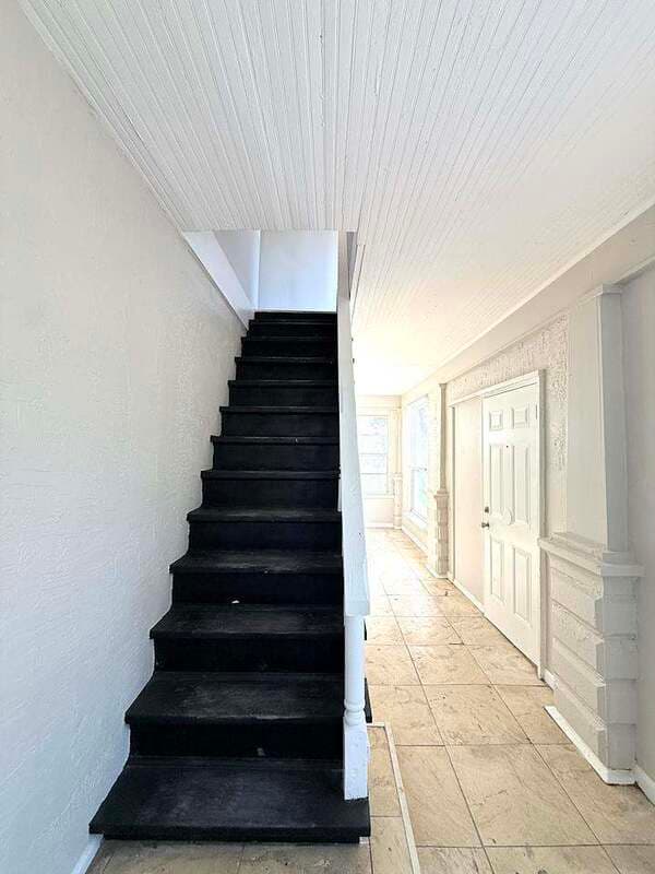 St. Petersburg House: 975 13th Avenue South