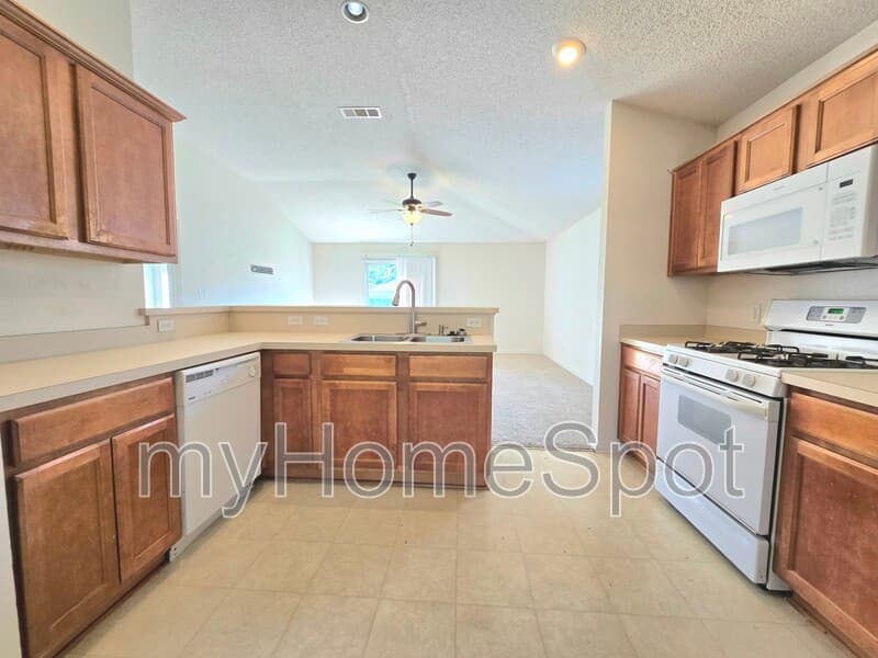 Pensacola House: 2497 Redoubt Ave