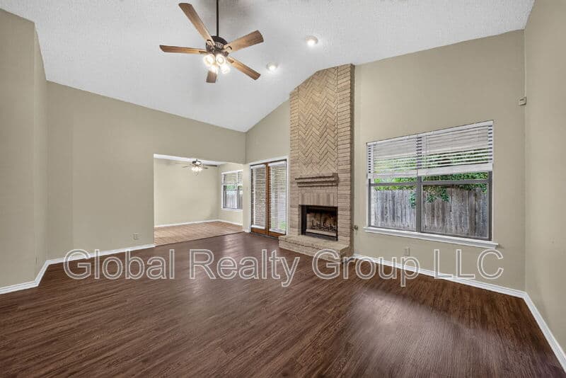 Universal City House: 118 Golden Way