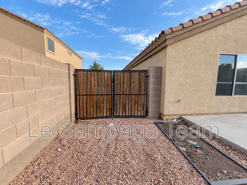 Tolleson House: 10520 W Magnolia St