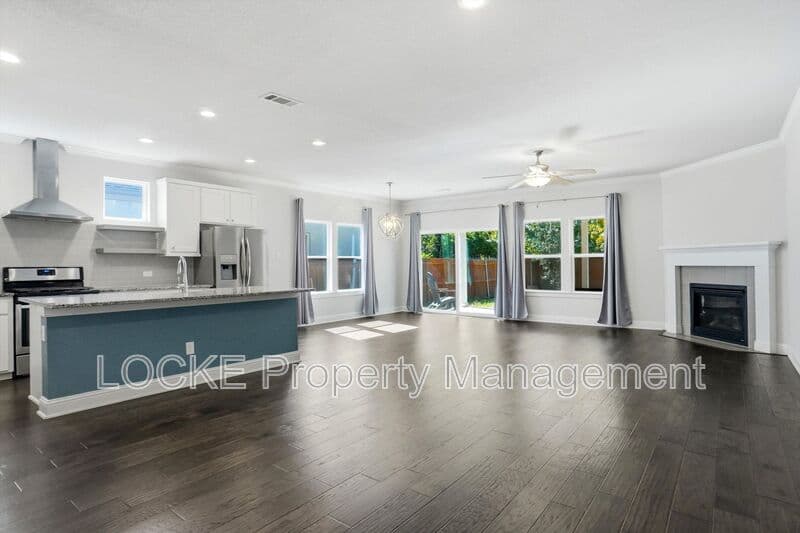 Fort Worth House: 2809 W Bewick St