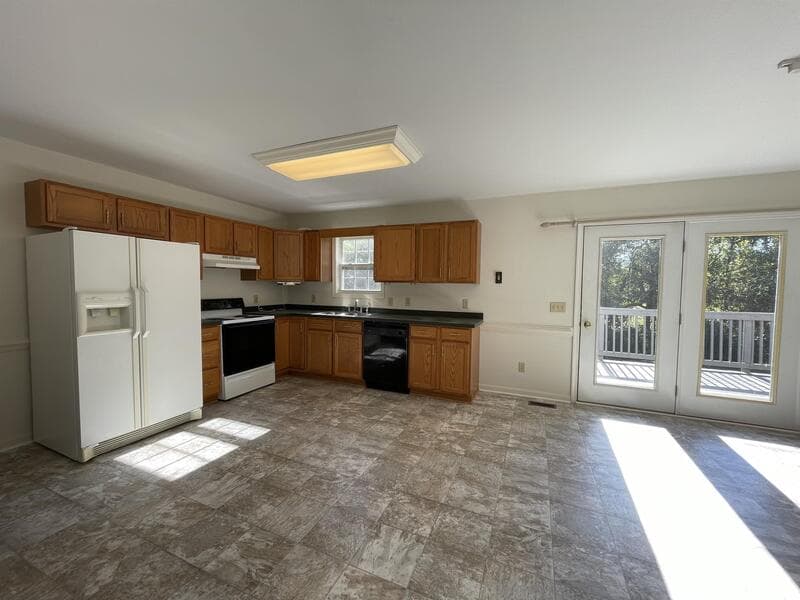 King George House: 10197 Madison Dr