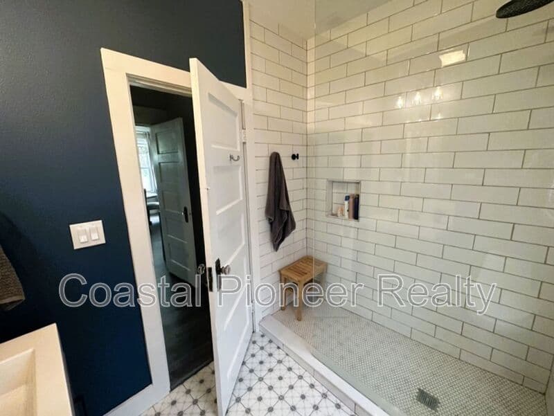 Tampa House: 115 W Plymouth St