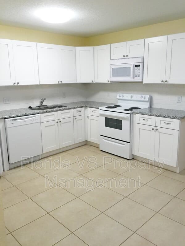 Poinciana House: 332 Dundee Dr