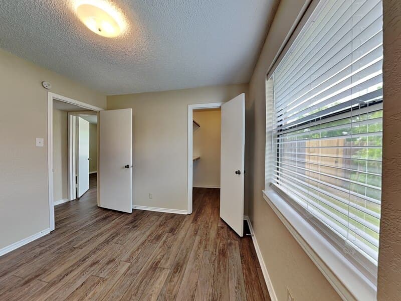 Saginaw Condo: 836 White Rock St