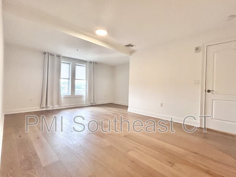New London Condo: 461 Bank Street