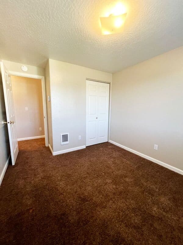 Springfield Townhome: 782 North Cloverleaf Loop