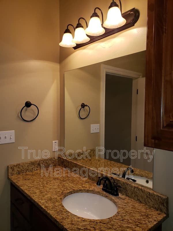 Ada Condo: 1401 B N. Monte Vista