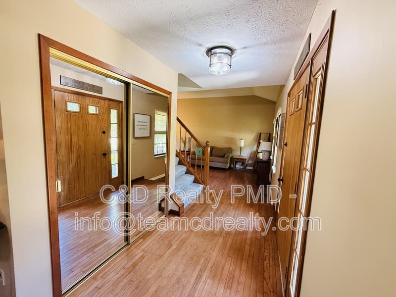 Olmsted TWP House: 8462 Glenbrook Dr, Olmsted TWP OH, 44138